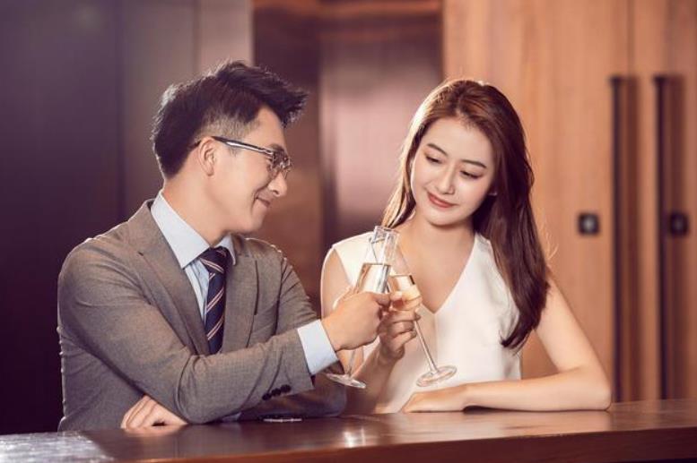 孤獨(dú)的年輕女子無法抗拒老板的誘惑